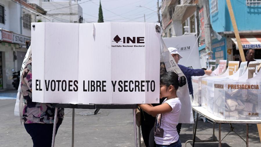 2.jun.2024 - Mexicanos votam em cabine de votação em eleições gerais na cidade de Nezahualcoyotl