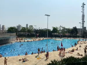 Calor em SP: moradores da zona leste vão a piscina e pedem praças e árvores