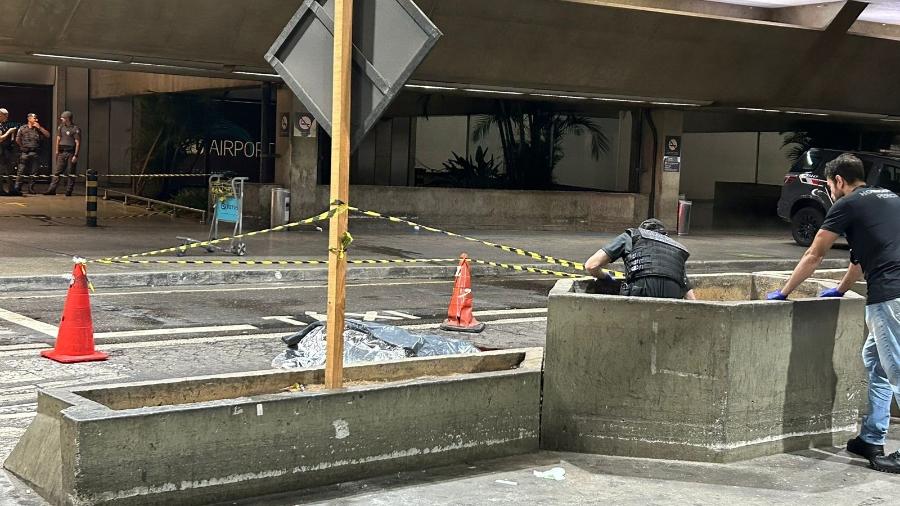 Perícia durou cerca de cinco horas após ataque que matou homem ameaçado pelo PCC no aeroorto de Guarulhos.