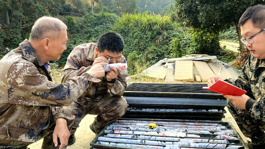 Técnicos do Instituto de Pesquisa e Monitoramento de Desastres Geológicos da Província de Hunan verificam amostras de rocha na jazida de ouro de Wangu