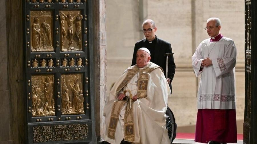 O Papa Francisco abre a Porta Santa da Basílica de São Pedro no Vaticano para marcar o início do Ano Jubilar Católico, em 24 de dezembro de 2024 