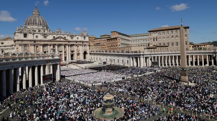 Multidão lota praça de São Pedro, no Vaticano, durante missa funeral do papa Francisco Multidão lota praça de São Pedro, no Vaticano, durante missa funeral do papa Francisco