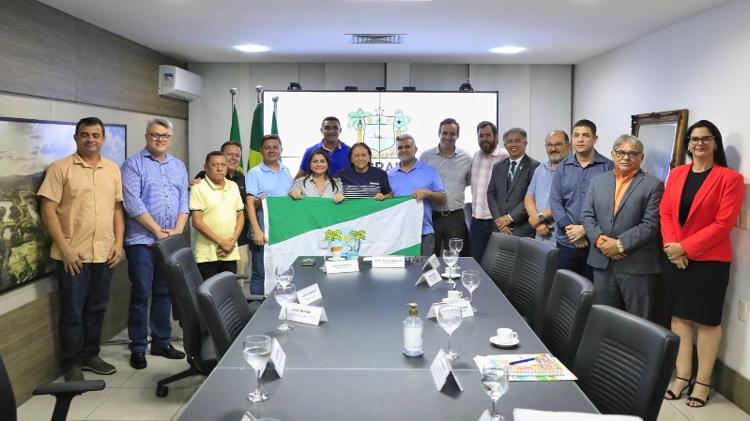 Governadora Fátima Bezerra (ao centro de preto) recebe comitiva de Tibau Governadora Fátima Bezerra (ao centro de preto) recebe comitiva de Tibau