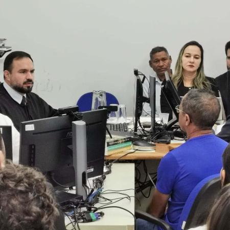 ?Banheiro era no brejo. A água bebia também no brejo?, contou Pedro Valdo Pereira Vasconcelos (de azul), ex-trabalhador da fazenda Volkswagen ?Banheiro era no brejo. A água bebia também no brejo?, contou Pedro Valdo Pereira Vasconcelos (de azul), ex-trabalhador da fazenda Volkswagen