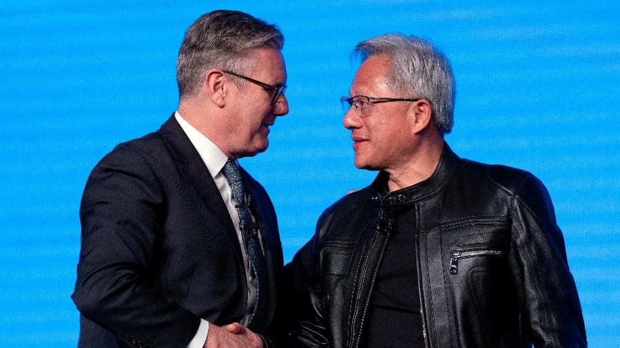 9.jun.2025 - O primeiro-ministro britânico Keir Starmer e o CEO da Nvidia Jensen Huang após um painel em Londres 9.jun.2025 - O primeiro-ministro britânico Keir Starmer e o CEO da Nvidia Jensen Huang após um painel em Londres