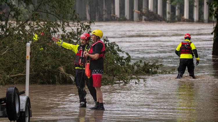 4.jul.2025 - Equipes de busca e resgate de Boerne atuam ao longo do rio Guadalupe que transbordou com as fortes chuvas, em Comfort (Texas), nos Estados Unidos 4.jul.2025 - Equipes de busca e resgate de Boerne atuam ao longo do rio Guadalupe que transbordou com as fortes chuvas, em Comfort (Texas), nos Estados Unidos