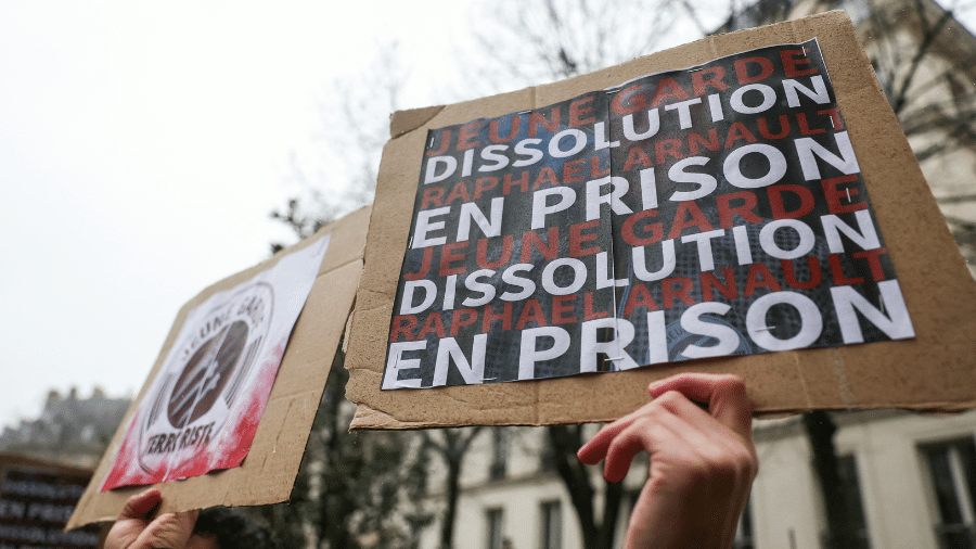 Manifestantes seguram cartazes com os dizeres "Jeune Garde - dissolução - Raphaël Arnault - na prisão" durante protesto após a morte de estudante de 23 anos - undefined