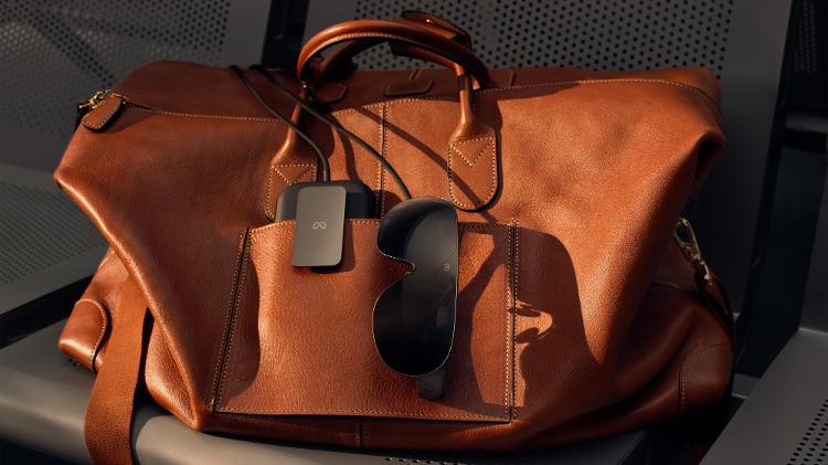 Meta VR Glasses ao lado do módulo externo responsável pelo processamento bateria e armazenamento