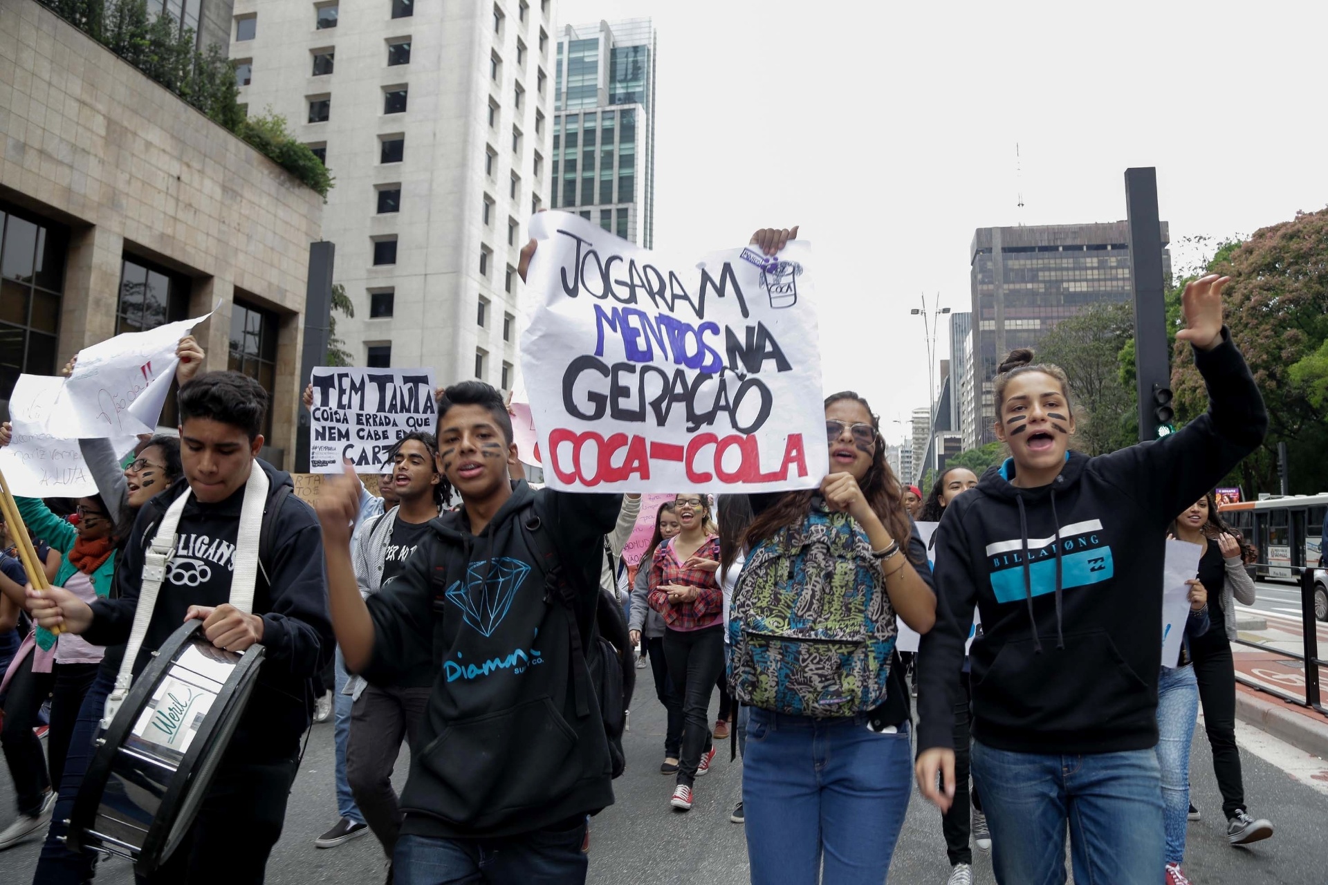 6.out.2015 - Estudantes da rede estadual de ensino de São Paulo realizaram um protesto nesta terça-feira (6) no centro de São Paulo. Durante o ato, parte da avenida Paulista foi fechada. No fim de setembro, o Governo de SP anunciou mudanças na rede, com o fechamento de unidades e salas de aula - NewtonMenezes/Futura Press/Estadão Conteúdo