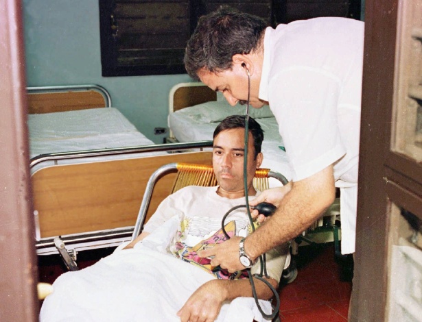 Em imagem de 1996, médico cubano atende paciente com HIV - Jose Goitia/Canadian Press 