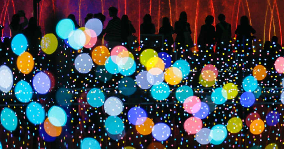 9.nov.2015 - Várias pessoas visitam uma mostra de luzes de Natal em um parque temático em Tóquio, no Japão