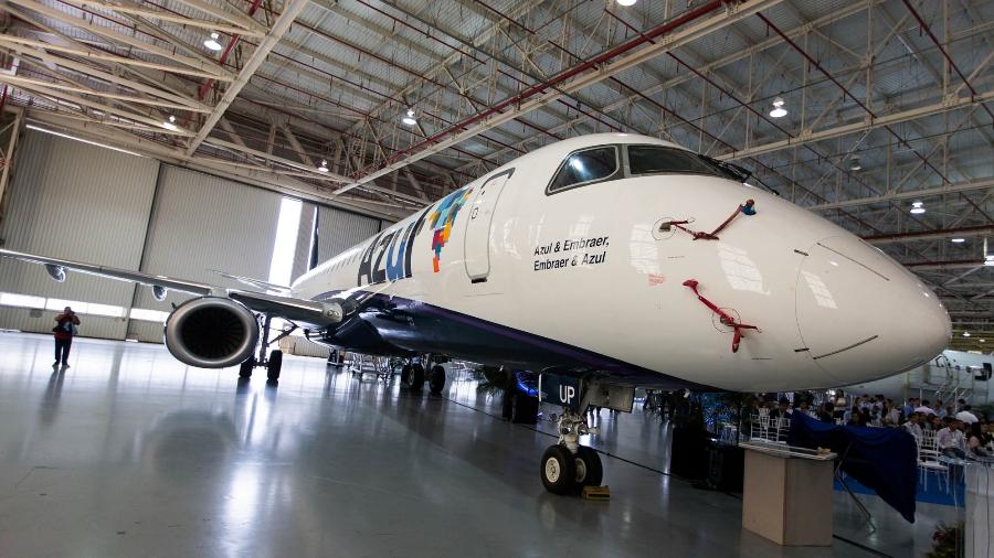 Cerimônia de entrega do 1.200° jato comercial da família dos E-Jets; a aeronave comemorativa foi recebida pela Azul Linhas Aéreas Brasileiras em cerimônia realizada na sede da empresa Embraer - Roosevelt Cássio/UOL