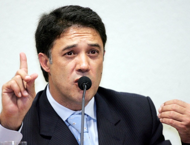 O ex-secretário-geral do PT, Silvio Pereira, durante depoimento na CPI dos Correios sobre as irregularidades nas finanças do partido e sobre o mensalão - Lula Marques - 19.jul.2005/Folhapress