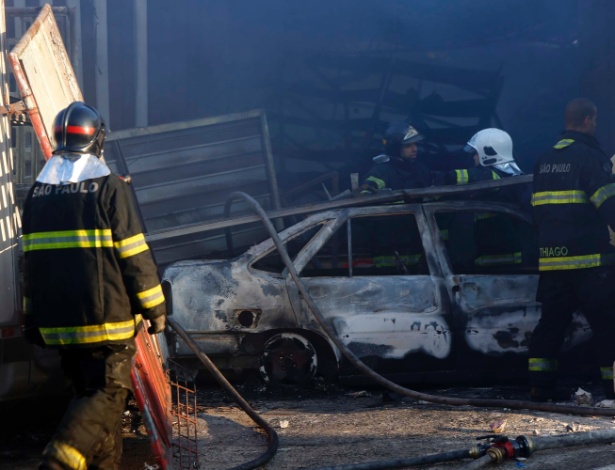 Em uma ação cinematográfica, um grupo de criminosos incendiou carros, caminhões e soltou vários fogos de artifícios para encobrir o roubo a uma empresa de transporte de valores em Santo André, na Grande São Paulo - Marcos Bezerra/Futura Press/Estadão Conteúdo