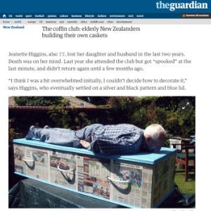 Idoso "experimenta" tamanho de seu caixão revestido de papel jornal - Reprodução/Guardian