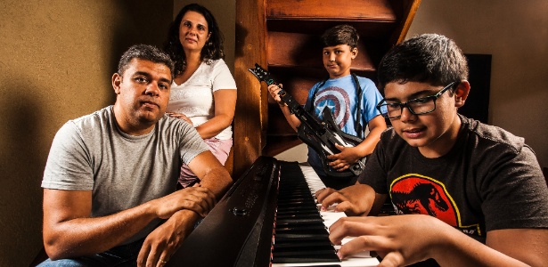 O engenheiro Chrystian Guimarães, sua mulher e os dois filhos - Fernando Moraes/UOL