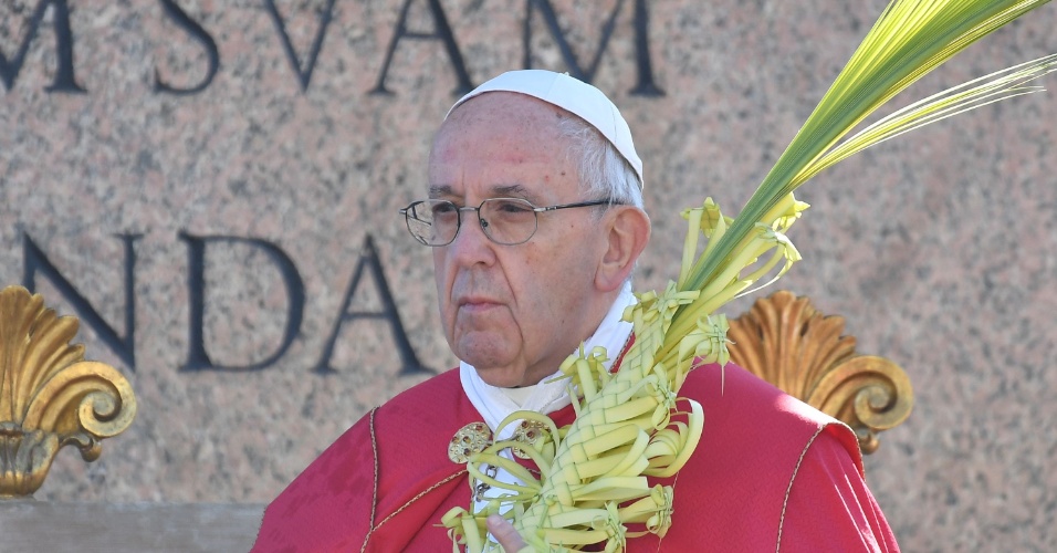 9.abr.2017 - O papa Francisco celebra no Vaticano a missa do Domingo de Ramos, que abre a Semana Santa