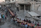 Muçulmanos "ignoram" guerra e realizam jantar comemorativo em meio a ruínas - AFP/Getty Images