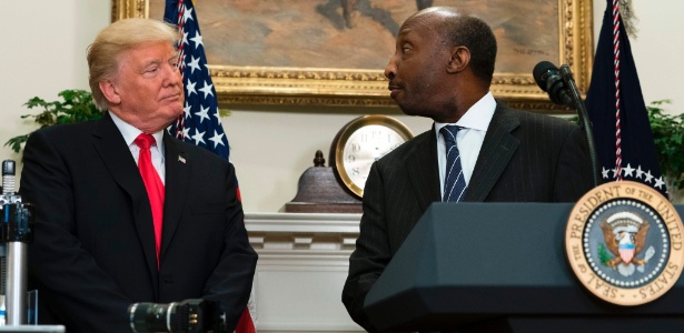 20.jul.2017 - O presidente dos EUA, Donald Trump, ao lado do CEO da Merck, Ken Frazier, na Casa Branca - Saul Loeb/ AFP