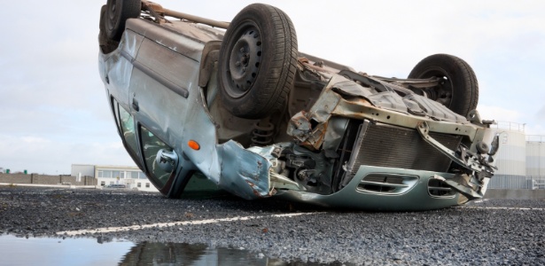 Carro fica capotado em estrada após colisão: DPVAT é para vítimas de acidentes de trânsito, mas fraude consegue benefício até para quem caiu do cavalo - Getty Images/iStockphoto