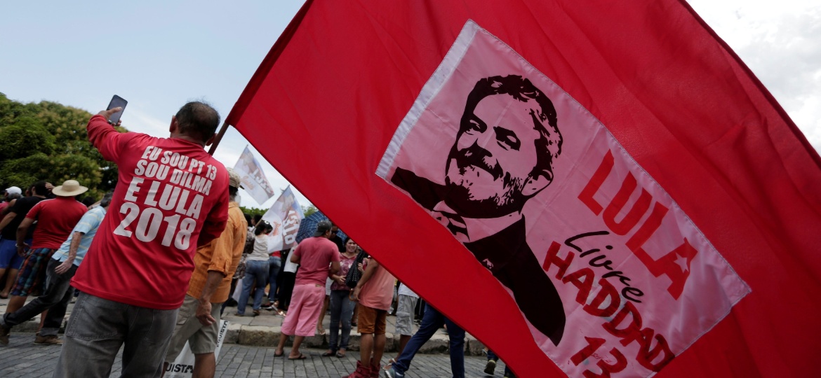 29.set.2018 - Eleitor apoia Haddad, com bandeira de Lula - REUTERS/Bruno Kelly 