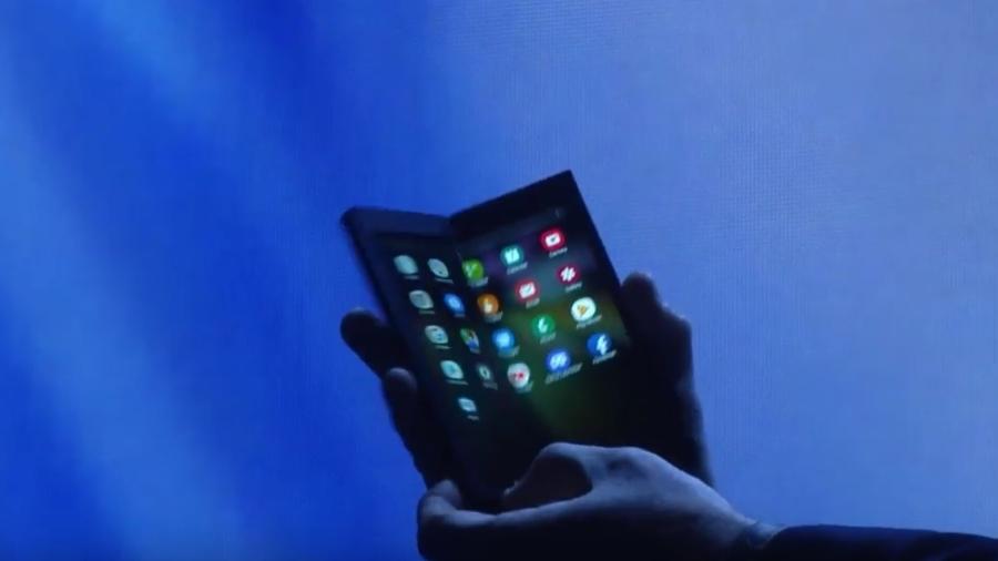 Smartphone dobrável da Samsung se abre e revela telona na parte de dentro - Reprodução
