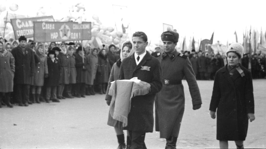Moradores de Pereslavl participam de cerimônia, em 1968, em que guardam uma carta escrita aos jovens de 2018 - Museu de Pereslavl-Zalessky