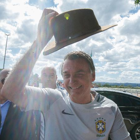 Bolsonaro cumprimenta simpatizantes ao sair do Palácio da Alvorada - Dida Sampaio/Estadão Conteúdo