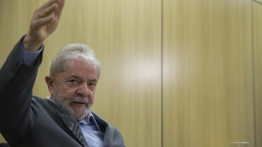 26.abr.2019 - O ex-presidente Lula, em entrevista na Superintendência da Policia Federal, em Curitiba - Marlene Bergamo - 26.abr.19/Folhapress