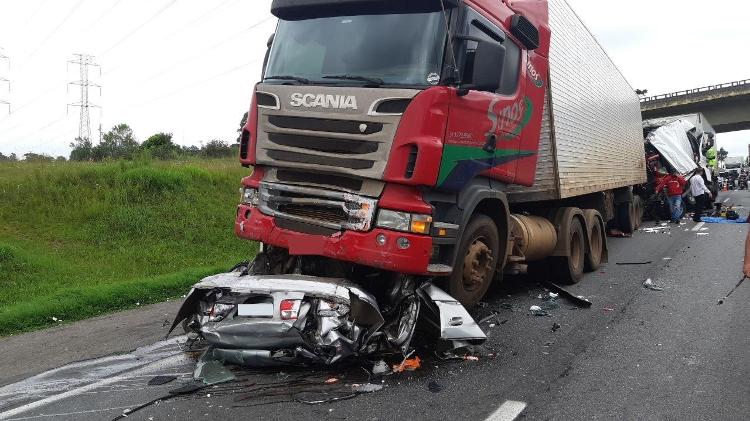 No Paraná | Acidente entre quatro caminhões e um carro mata cinco pessoas