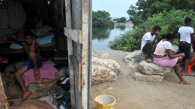 Em Nigéria, mais de uma família chega a morar em uma mesma casa - pequenas e precárias moradias de teto de zinco - Jose Sanchez LINDAO / AFP - Jose Sanchez LINDAO / AFP