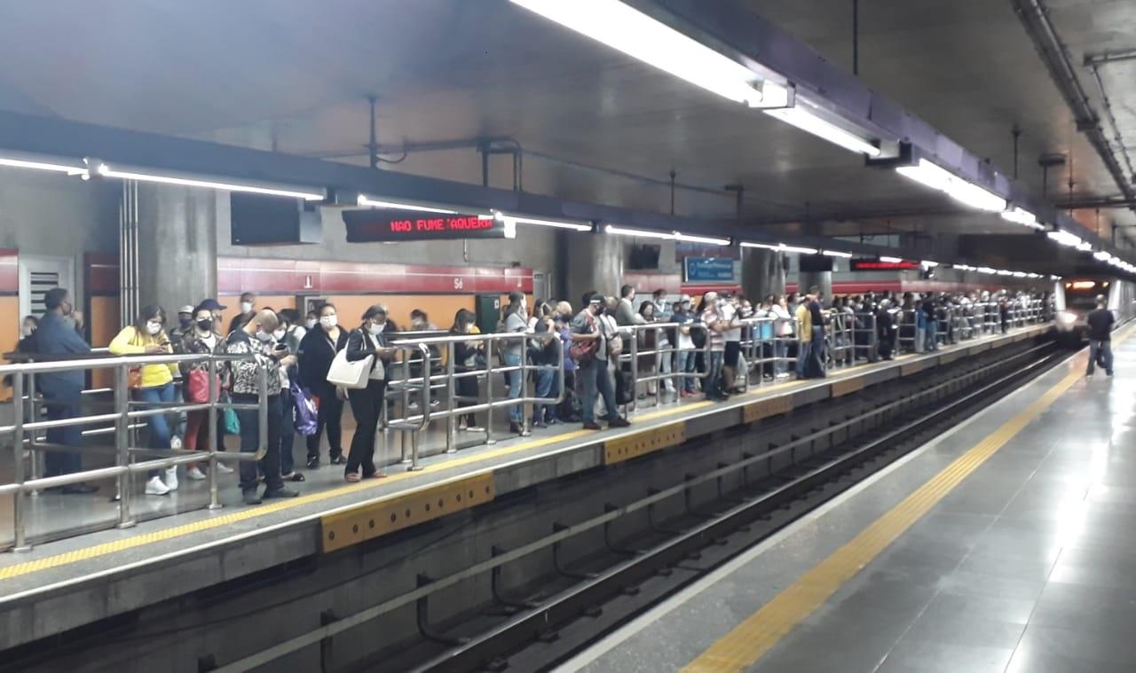 Estação Sé, sentido Itaquera às 17h42 - Marcelo Oliveira/UOL