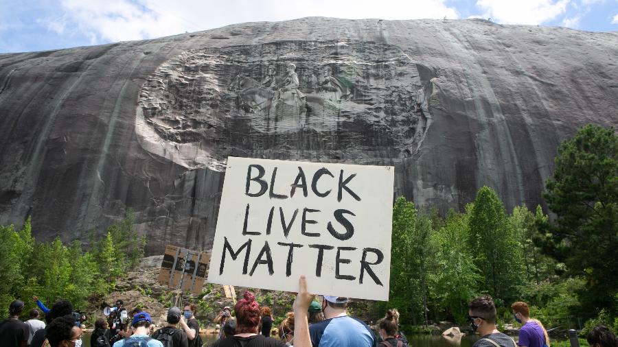Manifestação antirracista diante de Stone Mountain, monumento confederado no estado da Geórgia, nos EUA - Jessica McGowan/Getty Images