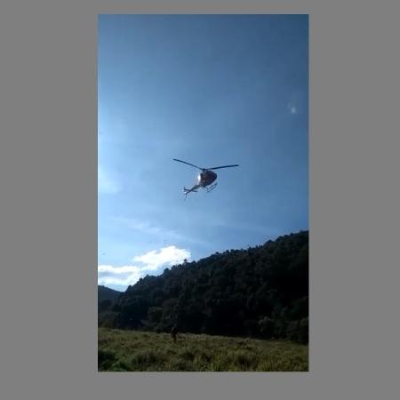 12.jul.2020 - Helicóptero dos bombeiros socorre vítima de acidente em represa - Reprodução