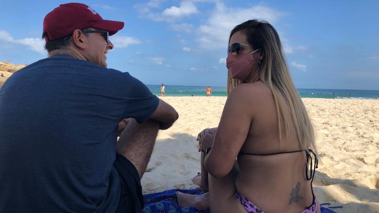 18.jul.2020 - O motorista Luis Roberto de Souza e a professora Andreia Fernandes vieram de São Paulo para aproveitar as praias do Rio. Mas eles não sabiam da proibição de tomar banho de sol - Herculano Barreto Filho/UOL - Herculano Barreto Filho/UOL