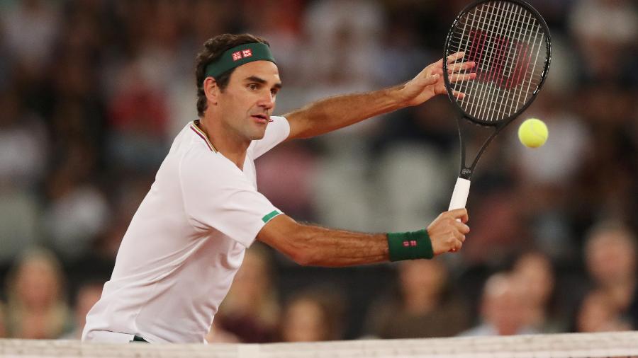 Roger Federer durante partida de exibição contra Rafael Nadal na Cidade do Cabo, na África do Sul - 