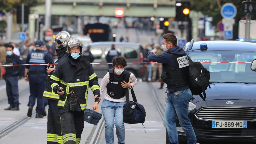 Autoridades trabalham no local onde ocorreu um ataque a faca em Nice, na França  - Valery Hache/AFP