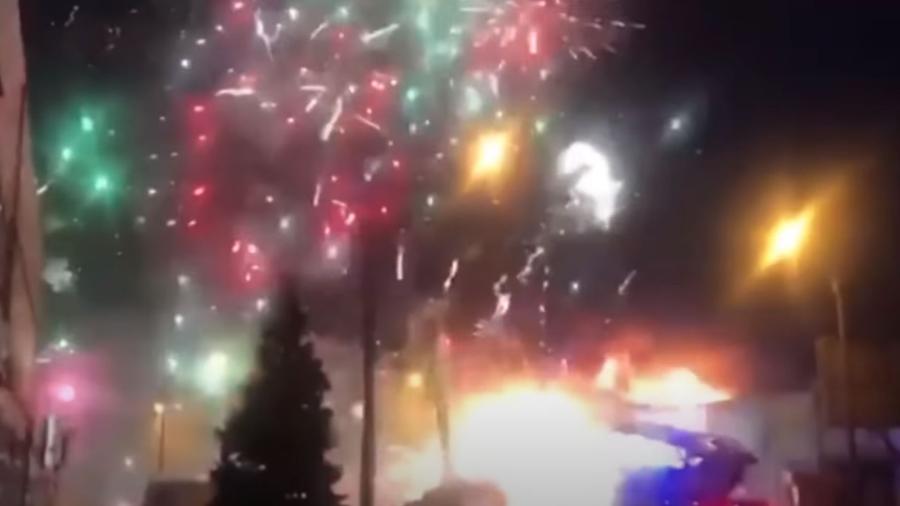 Fogos de artifício explodem em fábrica na cidade portuária de Rostov-na-Donu, na Rússia - Reprodução/RT/Youtube