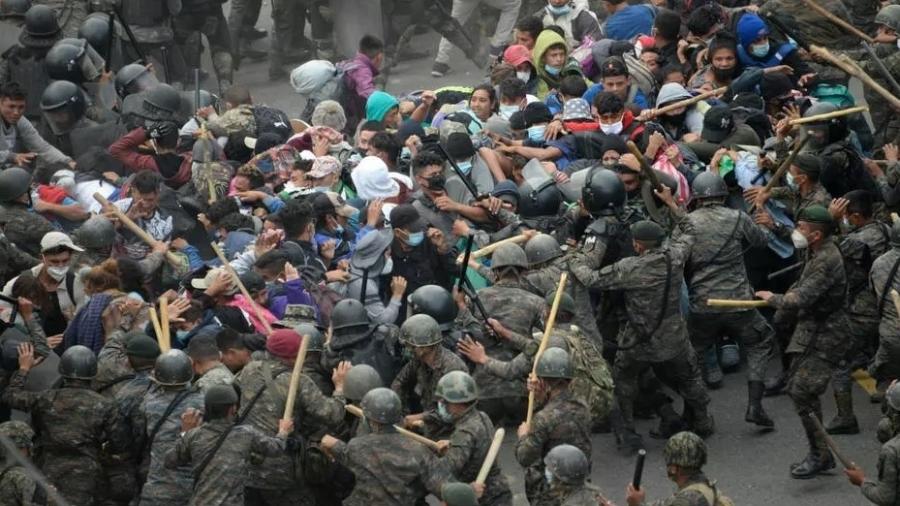 Caravana migrante é bloqueada na Guatemala por confronto com forças de ordem - AFP/ Johan ORDONEZ