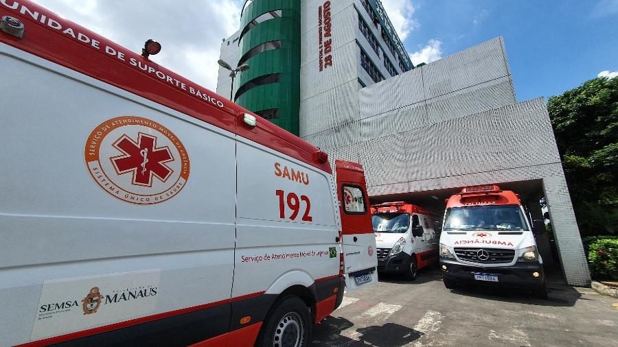 Ambulâncias aguardando vaga em maior hospital de Manaus, em janeiro  - Carlos Madeiro/UOL