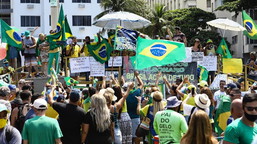 Apoiadores de Bolsonaro em ato na orla de Copacabana, no Rio, contra os governadores e o lockdown imposto em várias regiões do país - André Melo Andrade/Estadão Conteúdo