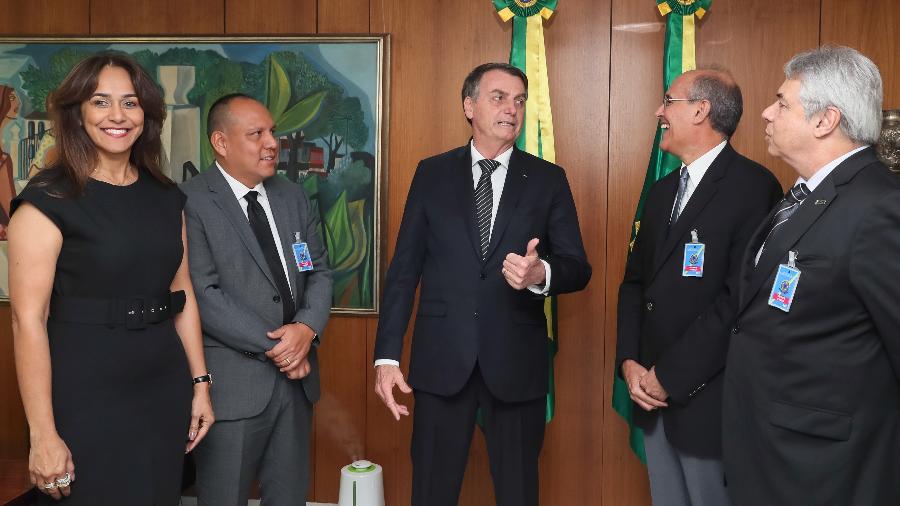 04.out.2019 - Presidente do CFM, Mauro Ribeiro (à direita), dá risada ao lado do presidente Jair Bolsonaro em audiência antes da pandemia da covid-19 - Isac Nóbrega/PR