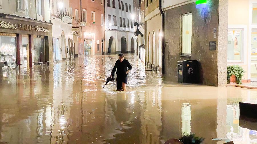 18.jul.2021 - Chuvas também provocarm enchentes em Hallein, na Áustria - Mike Vogl/AFP