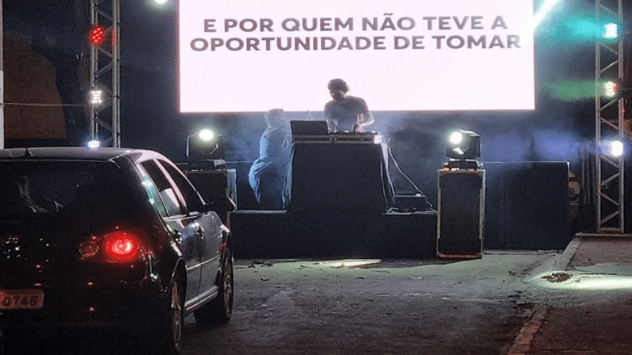 DJ toca em drive-thru noturno montado para atrair jovens para a vacinação contra covid-19 em Assis, no interior de São Paulo - Prefeitura Municipal de Assis/Divulgação