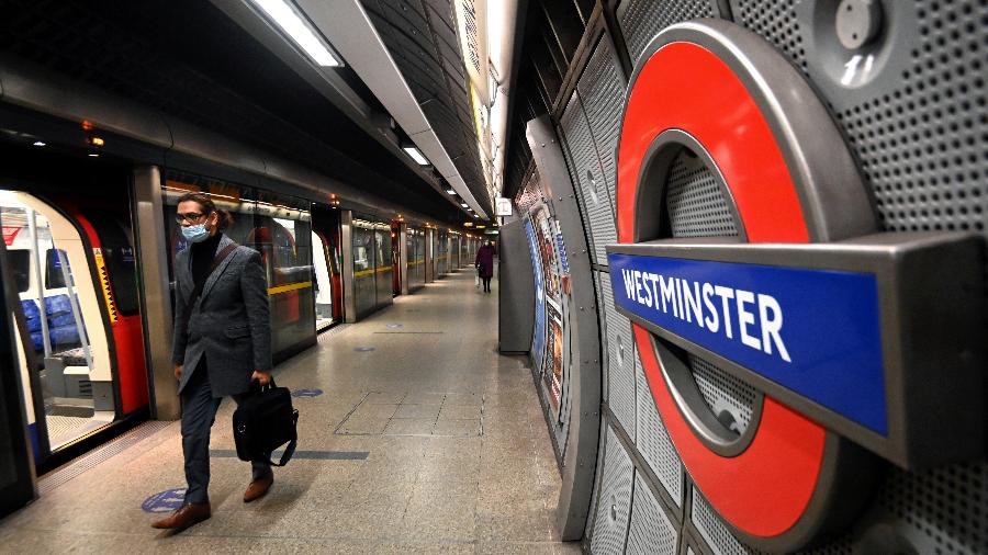 23.mar.2021 - Estação de metrô de Westminster, em Londres - Toby Melville/Reuters