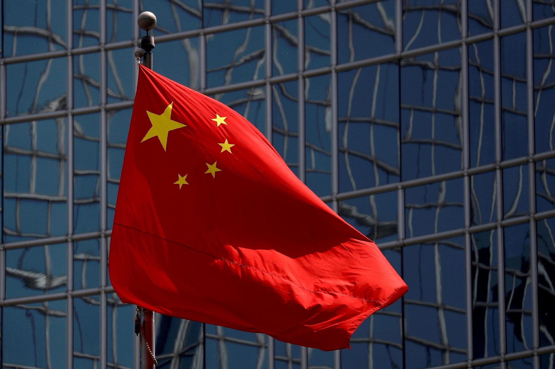 Colisão entre van e caminhão deixa 13 mortos na China
