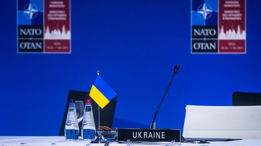 1 dez. 2021 - Assento reservado para representante da Ucrânia em reunião da Otan, em Riga, Letônia - Gints Ivuskans/AFP