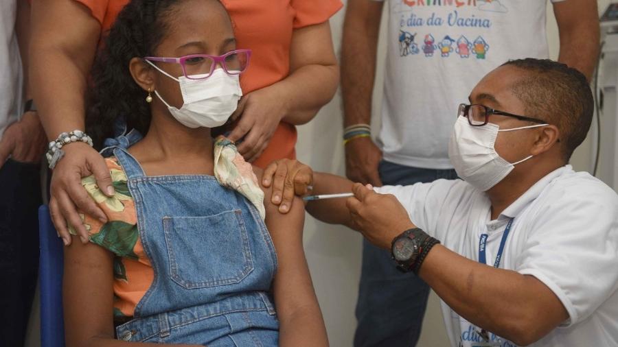 15.jan.2022 - Larissa Mota, de 10 anos, foi a primeira criança imunizada contra covid-19 em Salvador - Divulgação/Prefeitura de Salvador