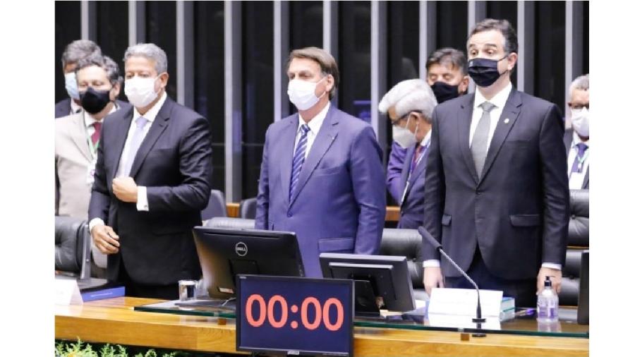 O presidente Jair Bolsonaro na solenidade que marca o reinício dos trabalhos no Congresso, entre Arthur Lira (esq.) e Rodrigo Pacheco. Teve de ouvir um monte de coisa que detesta... Ainda bem! - Marina Ramos/Câmara dos Deputados