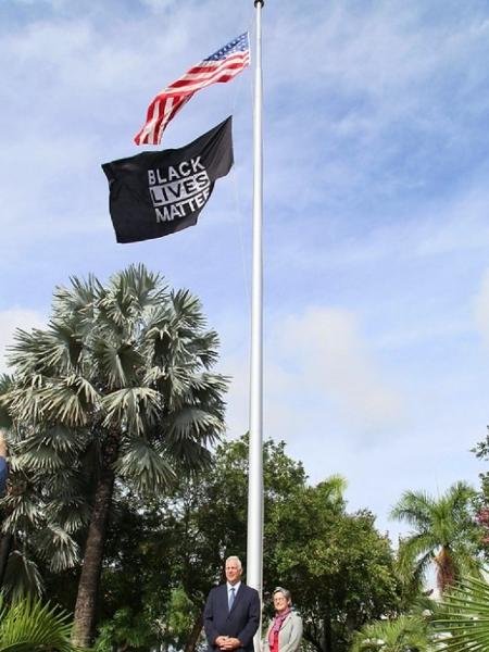 EUA hasteiam a bandeira do Black Lives Matter em consulados no Brasil - Reprodução/Twitter/USAmbBR